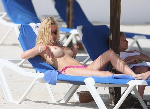 Alicia Douvall topless strandolása 2- Celebek mellei