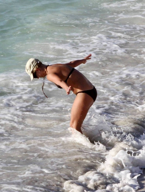 Britney Spears a Bahamákon nyaral, Celeb villantások