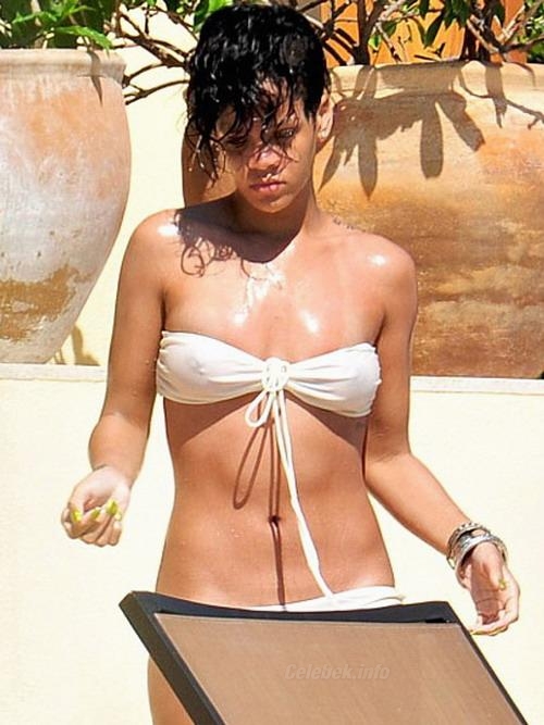 Rihanna bikinis képei a CelebVilág villantásai oldalán 1