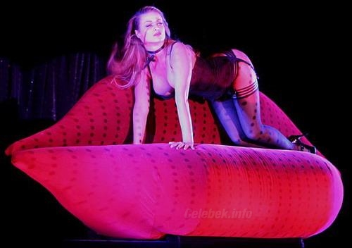 Carmen Electra félmeztelenül táncol a színpadon 2