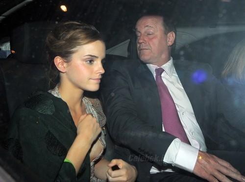 Emma Watson megvillantja melleit 2