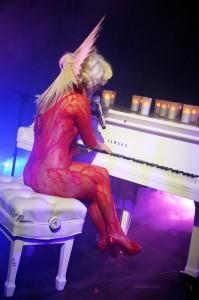 Lady Gaga nude in red -1- celeb-kepek.info