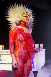 Lady Gaga nude in red -4- celeb-kepek.info
