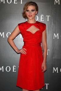 Scarlett Johansson in red -1- celeb-kepek.info