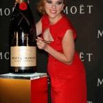 Scarlett Johansson in red -5- celeb-kepek.info