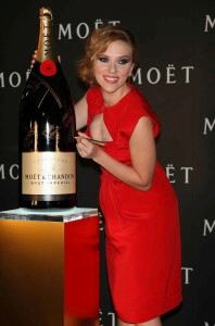 Scarlett Johansson in red -5- celeb-kepek.info