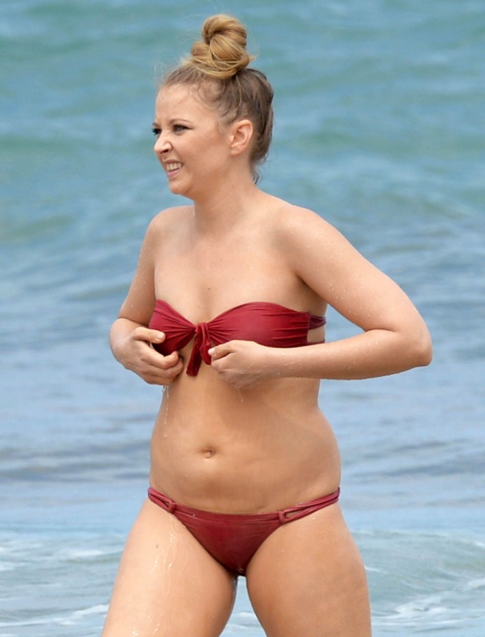 Elisabeth Harnois bikini