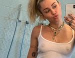 Miley Cyrus mellbimbóit mutogatta