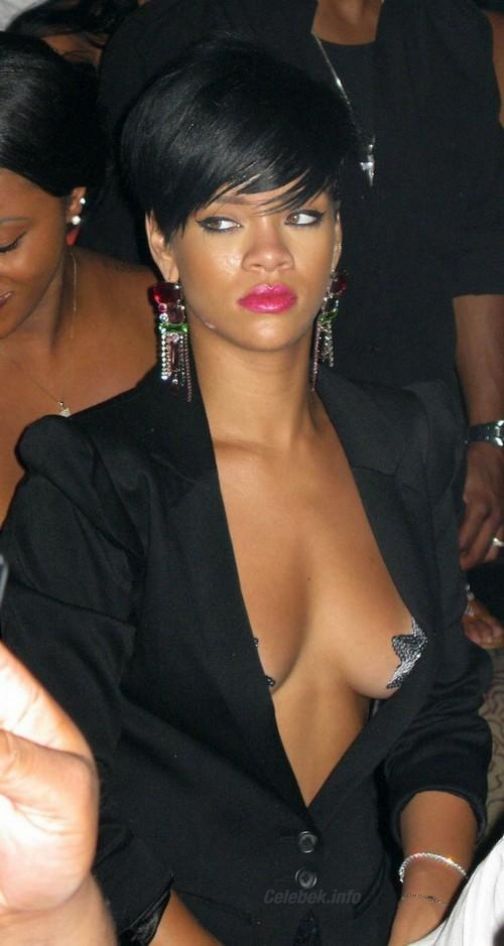 Rihanna szinte félmeztelenül vett részt egy rendezvényen