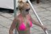 Britney Spears pink színű bikiniben