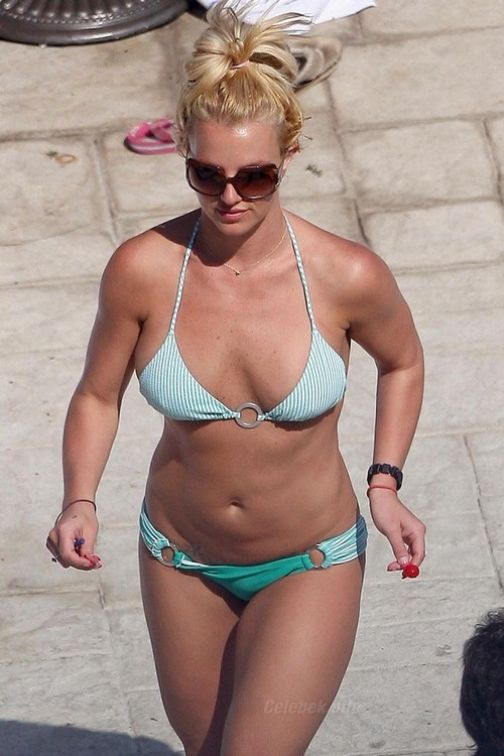 Britney Spearsre ráférne egy kis brazil gyantázás