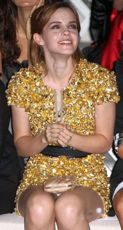 Legújabb Emma Watson bugyivillantás egy divatbemutatón