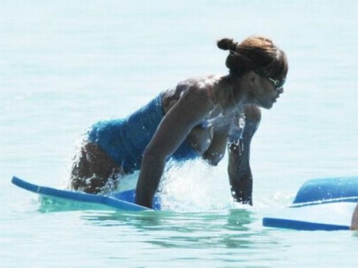 Kivillant Serena Williams melle strandolás közben