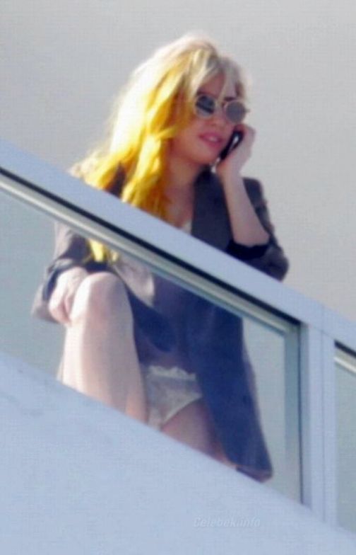 Lady Gaga csipkés bugyiját mutogatta