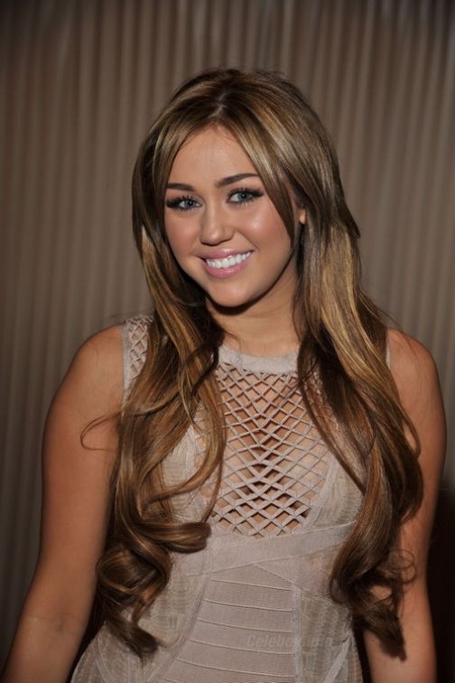 Miley Cyrus bugyi és melltartó nélkül a pre-Grammy gálán